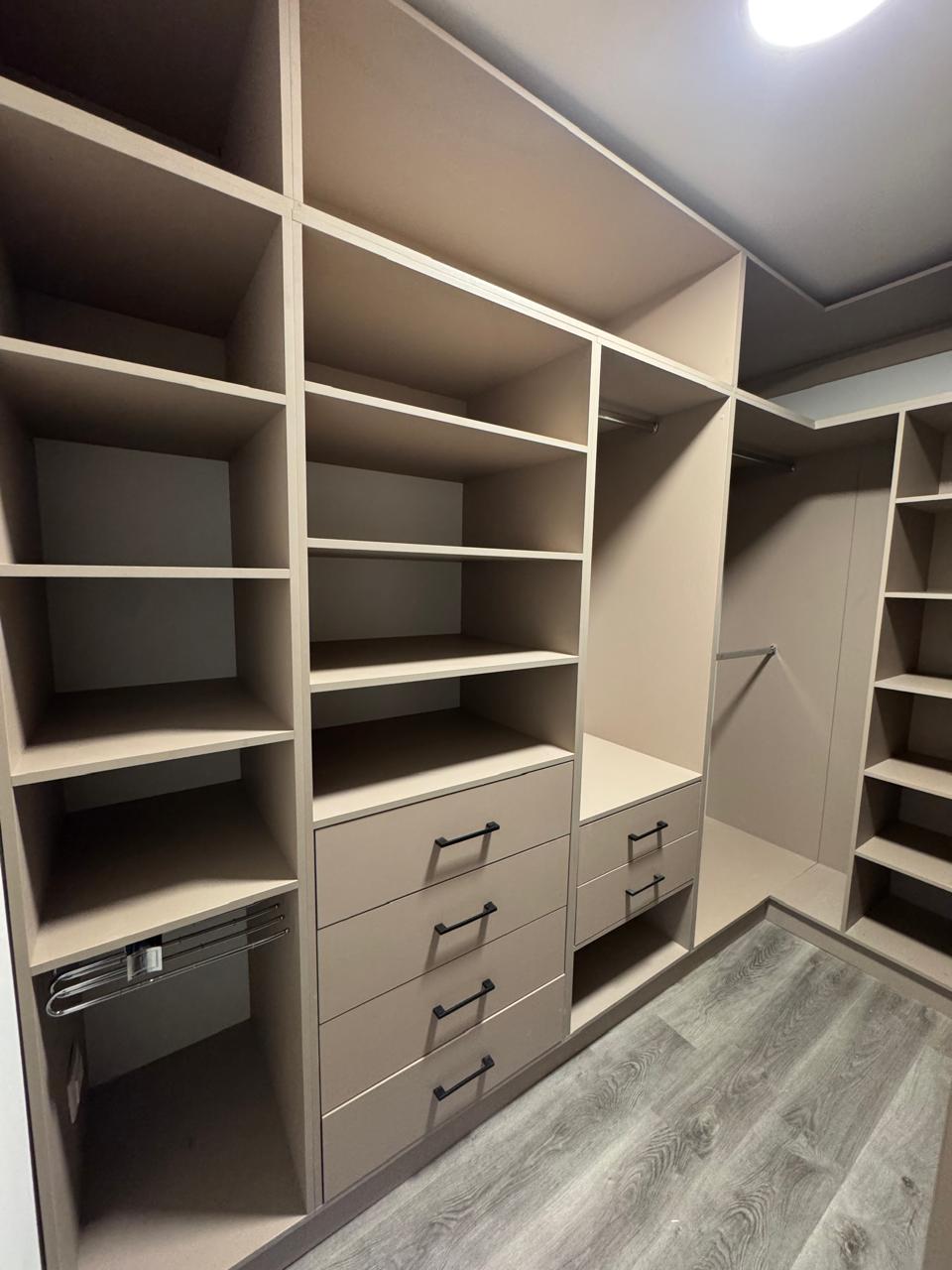 Walk-in Closet Taupe